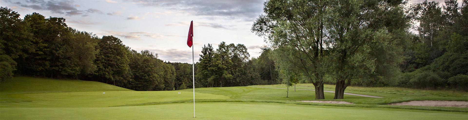 Nobleton Lakes Golf Course hole with flag 